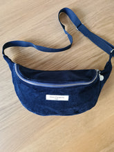 Charger l'image dans la galerie, Sac banane en velours de coton bleu foncé en édition limitée. Fabrication française.