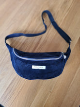 Charger l'image dans la galerie, Sac banane en velours de coton bleu nuit en édition limitée. Fabrication française.