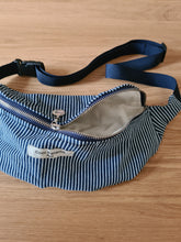 Charger l'image dans la galerie, Sac banane jean bleu et blanc rayé