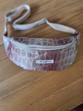 Charger l'image dans la galerie, Sac banane rose . Banane tendance. Idee cadeau . Motif reptile