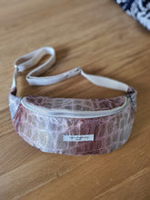 Charger l'image dans la galerie, Sac banane rose . Banane tendance. Idee cadeau . Motif reptile