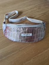 Charger l'image dans la galerie, Sac banane rose . Banane tendance. Idee cadeau . Motif reptile