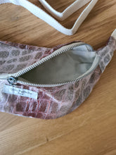 Charger l'image dans la galerie, Sac banane rose . Banane tendance. Idee cadeau . Motif reptile