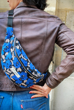 Charger l'image dans la galerie, Sac banane blossom grosses fleurs bleues . Idée cadeau anniversaire femme.