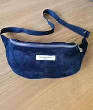 Charger l'image dans la galerie, Sac banane en velours de coton bleu foncé en édition limitée. Fabrication française.