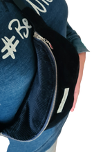 Charger l'image dans la galerie, Sac banane en velours de coton bleu nuit en édition limitée. Fabrication française.