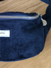 Charger l'image dans la galerie, Sac banane en velours de coton bleu foncé en édition limitée. Fabrication française.
