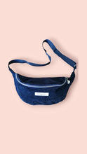 Charger l'image dans la galerie, Sac banane en velours de coton bleu foncé en édition limitée. Fabrication française.