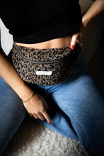 Charger l'image dans la galerie, Sac banane léopard marron. Idee cadeau tendance. Fabrication française.