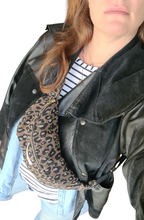 Charger l'image dans la galerie, Sac banane léopard tendance. Fabriquation française.