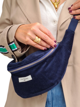 Charger l'image dans la galerie, Sac banane en velours de coton bleu foncé en édition limitée. Fabrication française.