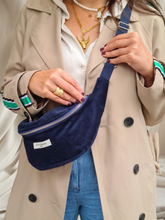 Charger l'image dans la galerie, Sac banane en velours de coton bleu foncé en édition limitée. Fabrication française.