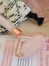 Charger l'image dans la galerie, Rouleau de Quartz rose et pochette rose en velours côtelé
