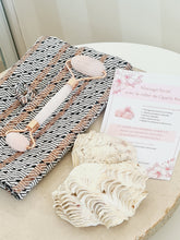 Charger l'image dans la galerie, Rouleau de Quartz rose et pochette rose en velours côtelé