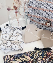 Charger l'image dans la galerie, Gua sha avec pochette de voyage léopard gris