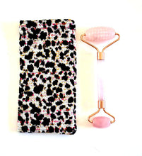 Charger l'image dans la galerie, Rouleau de Quartz rose et pochette léopard