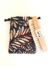 Charger l'image dans la galerie, Brosse pour le corps et pochette végétale