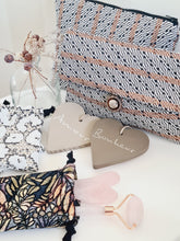 Charger l&#39;image dans la galerie, Gua sha avec pochette de voyage végétale
