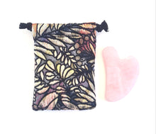 Charger l&#39;image dans la galerie, Gua sha avec pochette de voyage végétale
