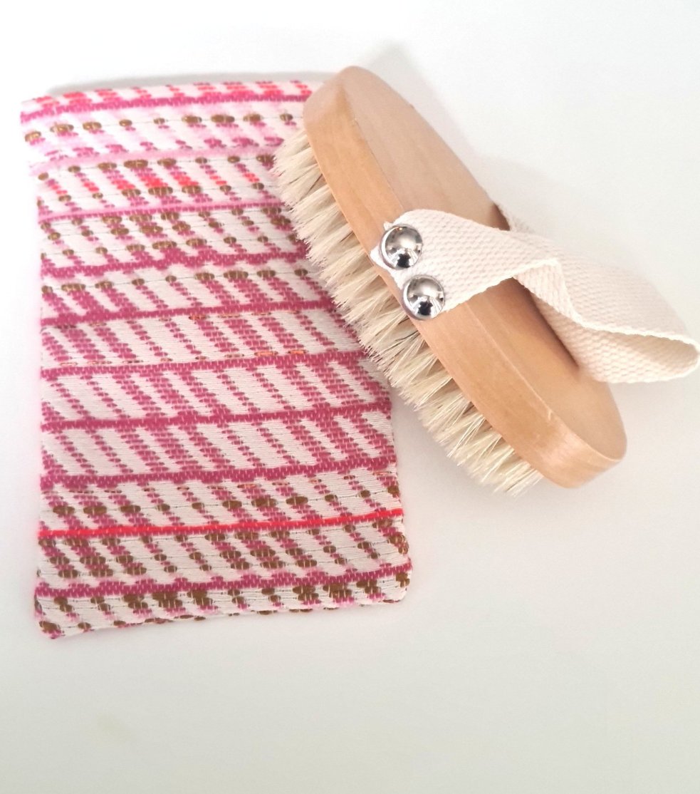 Brosse corps avec pochette rose fluo