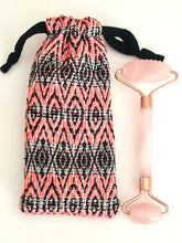 Charger l&#39;image dans la galerie, Rouleau de Quartz rose avec pochette fluo
