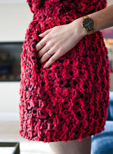 Charger l&#39;image dans la galerie, Jupe courte en soie fuschia à fleurs Coco Panache
